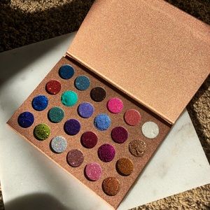 Jolie beauty Bomb dot com palette
